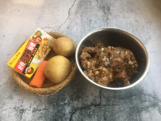 咖喱牛肉胡萝卜土豆饭,准备食材，土豆、胡萝卜、咖喱、炖好的牛肉。
牛肉是从冰箱冷冻室拿出来的，需要提前解冻。