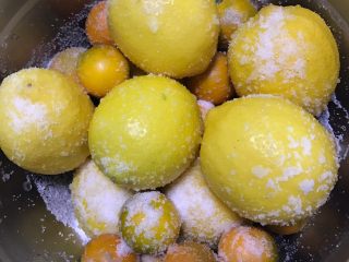 金桔陈皮柠檬膏,柠檬和金桔用盐搓去表面灰尘、蜡，再用温水清洗干净。