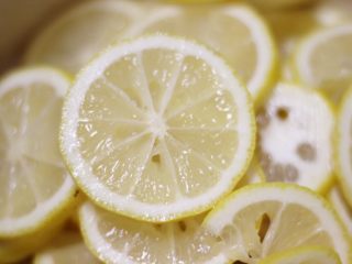 金桔陈皮柠檬膏,除去柠檬籽，平铺在炖锅内胆里。