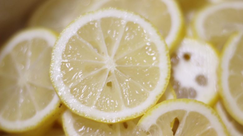 金桔陈皮柠檬膏,除去柠檬籽，平铺在炖锅内胆里。