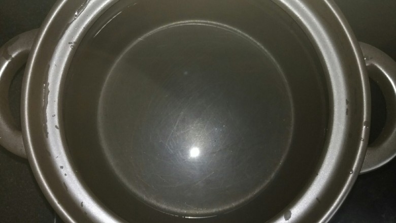 冰糖酸梨银耳羹,锅中加入适量清水烧开。