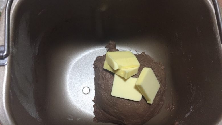 网红脏脏包,放入28g室温软化黄油，继续开启自定揉面模式揉25分钟