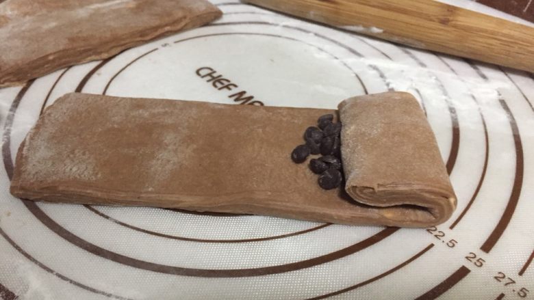 网红脏脏包,再放入适量的黑巧克力豆，卷起