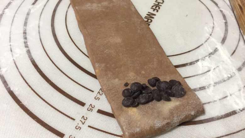 网红脏脏包,在一段放入黑巧克力豆，卷起
