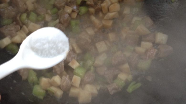 杏鲍菇炒牛柳,加入适量盐炒匀