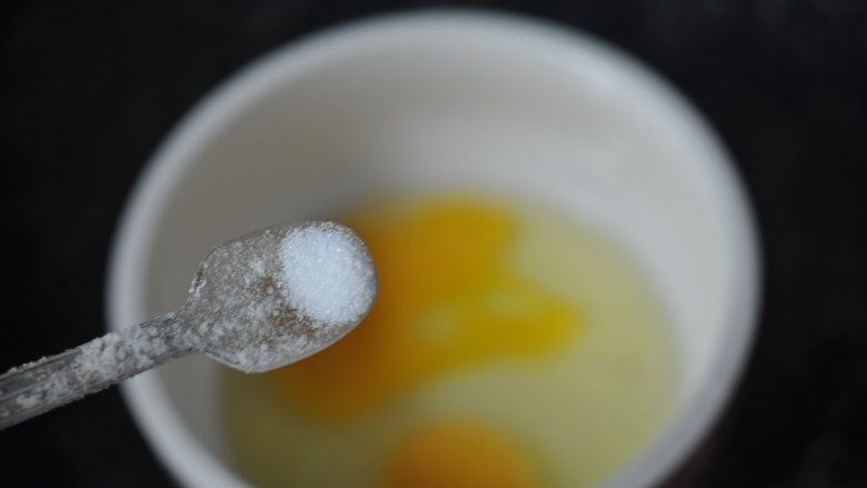 肉沫蒸水蛋,加入1小勺的食盐