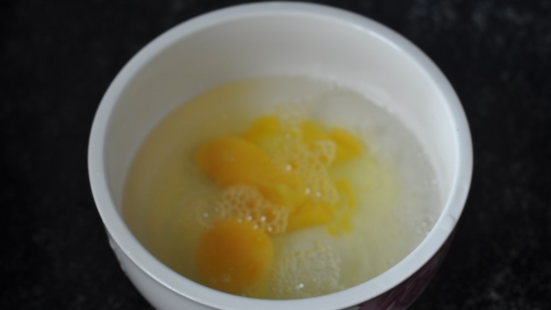 肉沫蒸水蛋,加入1杯温开水，搅打均匀