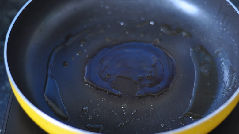 肉沫蒸水蛋,锅里放入适量的橄榄油