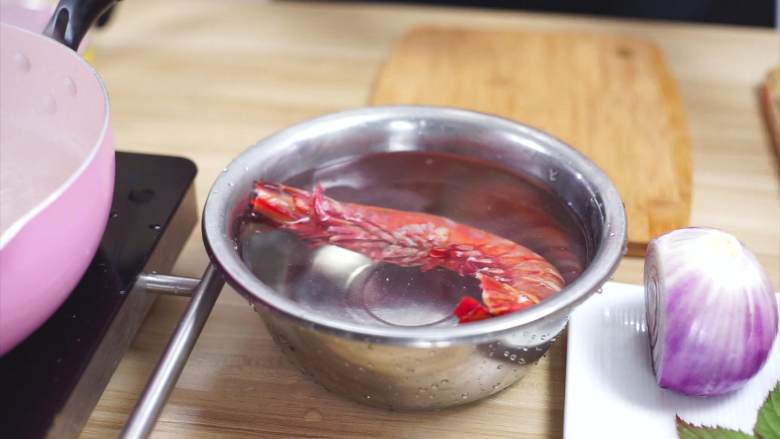 黄油龙虾—完美复刻版***黄油虎虾***过程详解,把烫好的虾捞出来过冷水，这样可以是肉质收缩，口感更加弹牙。