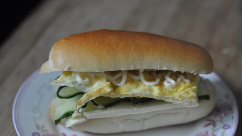 早餐鸡蛋堡,夹上鸡蛋和青瓜，挤上沙拉酱，盖上上面的面包