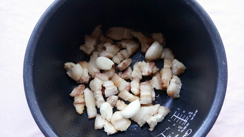 电饭锅+卤五花肉,去皮好的蒜头也放入电饭锅内