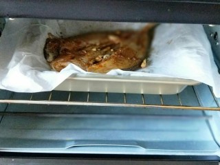 孜然烤鱼,将腌制好的黄花鱼烤盘入烤箱中层。200度烤35分钟。（具体温度根据自家烤箱另定）
