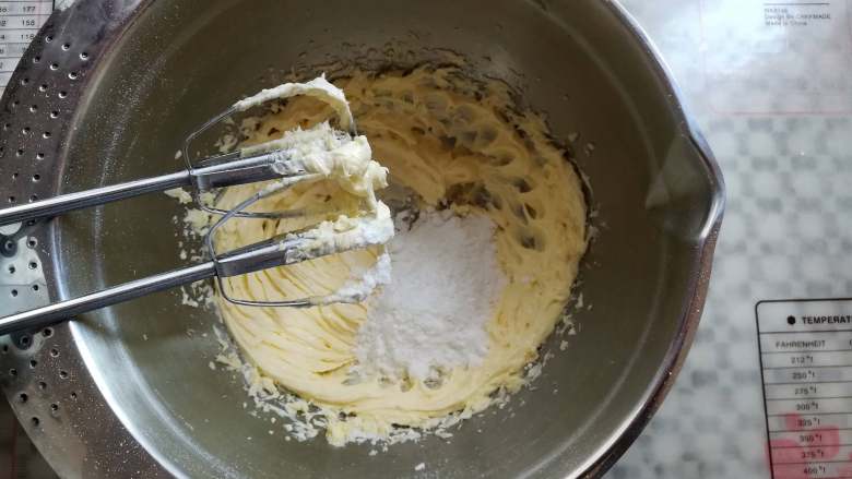 百香果磅蛋糕,黄油打发后分2次加入糖粉
