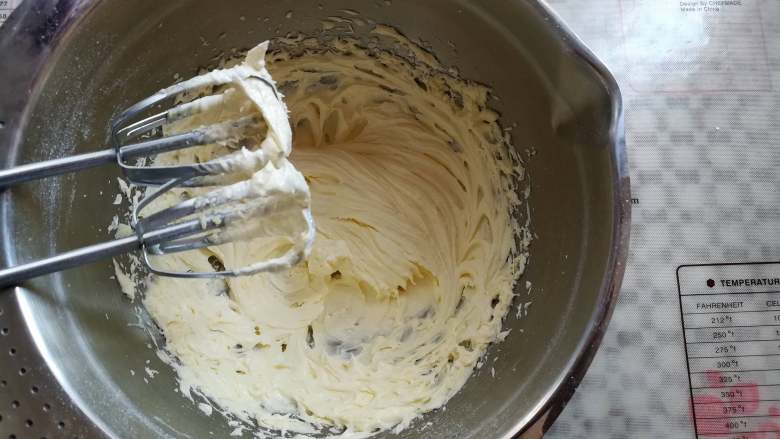 百香果磅蛋糕,黄油打发到顺滑的状态