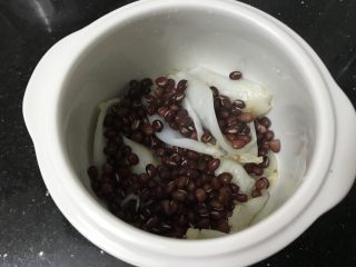 花胶红豆炖牛奶～美容养生甜品,再加入泡好的红豆