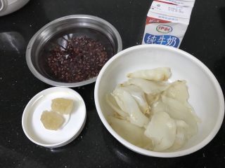 花胶红豆炖牛奶～美容养生甜品,材料集合照，红豆洗干净提前泡2-3小时