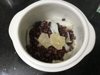 花胶红豆炖牛奶～美容养生甜品,加入冰糖