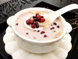 花胶红豆炖牛奶～美容养生甜品,红豆的清香，奶香十足，花胶爽滑～一个字：美