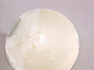 葡式蛋挞,把牛奶、淡奶油、炼乳和白砂糖放入容器中，搅拌至糖融化。（冬天可以把容器放在温水中加速溶解）