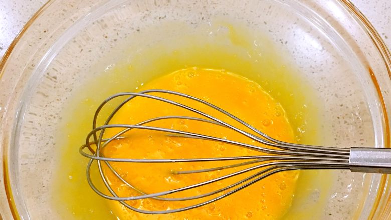 葡式蛋挞,蛋黄打散成蛋液