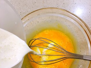 葡式蛋挞,将奶液倒入蛋液中，搅拌均匀。