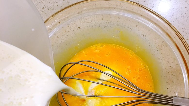 葡式蛋挞,将奶液倒入蛋液中，搅拌均匀。