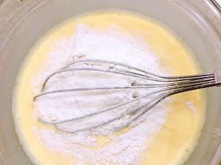 葡式蛋挞,筛入低筋面粉，搅拌均匀