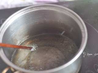 赛龙珠,小锅注入油，烧热，插入筷子能迅速冒泡