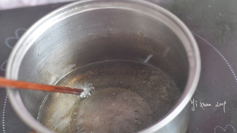 赛龙珠,小锅注入油，烧热，插入筷子能迅速冒泡