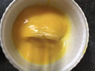 鸡蛋煎馒头,鸡蛋2个打散