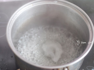 赛龙珠,把蒸龙眼的水倒入锅里，加入少许盐和淀粉水，煮沸做成芡汁