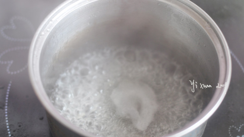 赛龙珠,把蒸龙眼的水倒入锅里，加入少许盐和淀粉水，煮沸做成芡汁