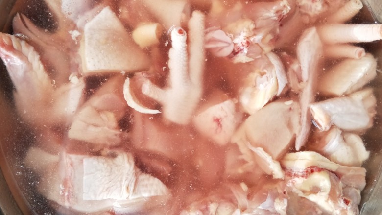 美味家常熬炒鸡,用手撕去多余的皮脂，用清水泡泡，去血水。