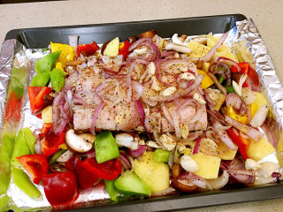 烤羊排,取一个烤盘，将土豆、莴笋、香菇和彩椒铺垫在烤盘底部，再放上羊排。