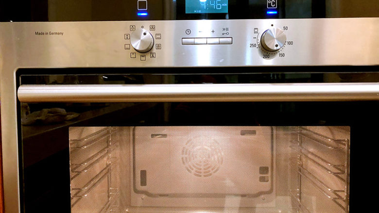 烤羊排,烤箱预热，220度，预热完以后，中层、3D热风烤1个小时左右。