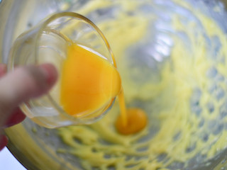 多彩水果挞,分2次加入蛋液，并用打蛋器打匀