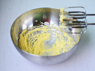 多彩水果挞,用打蛋器搅打成蓬松、颜色发浅的状态