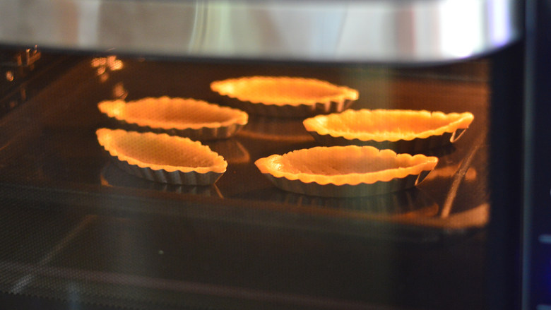 多彩水果挞,烤箱预热180度，放入烤箱中层，烤15分钟