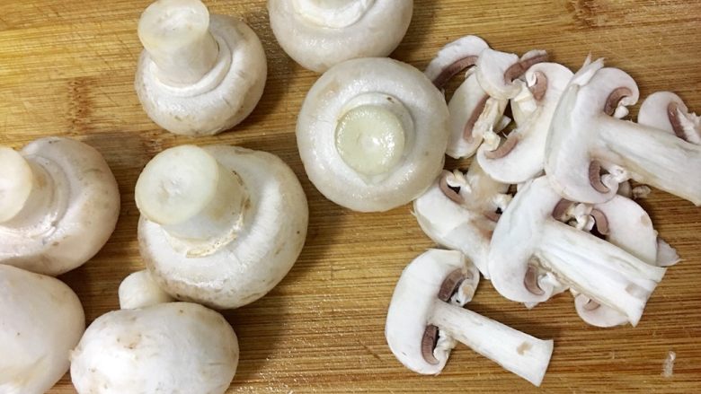 蘑菇清炒甜豆蝦仁,雙孢蘑菇（洋蘑菇）洗淨切薄片備用