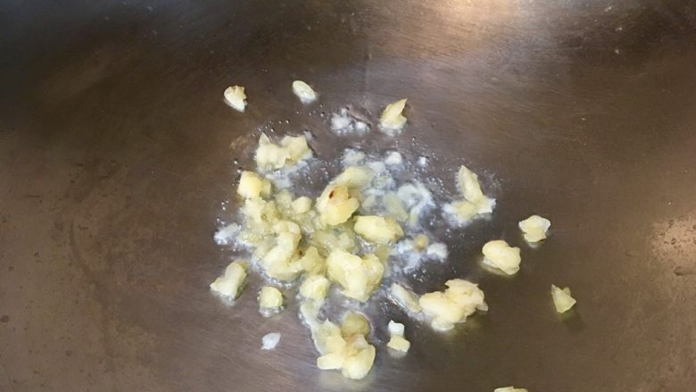 蘑菇清炒甜豆蝦仁,冷鍋內倒入橄欖油熱鍋後加入蒜末炒至出現蒜香
