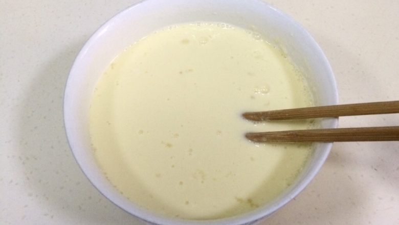 胡萝卜鸡蛋煎饼,用筷子搅打均匀，使鸡蛋和面糊融合在一起。