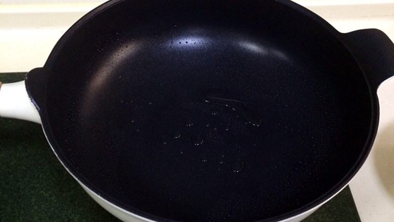 胡萝卜鸡蛋煎饼,往锅里加入少量食用油。