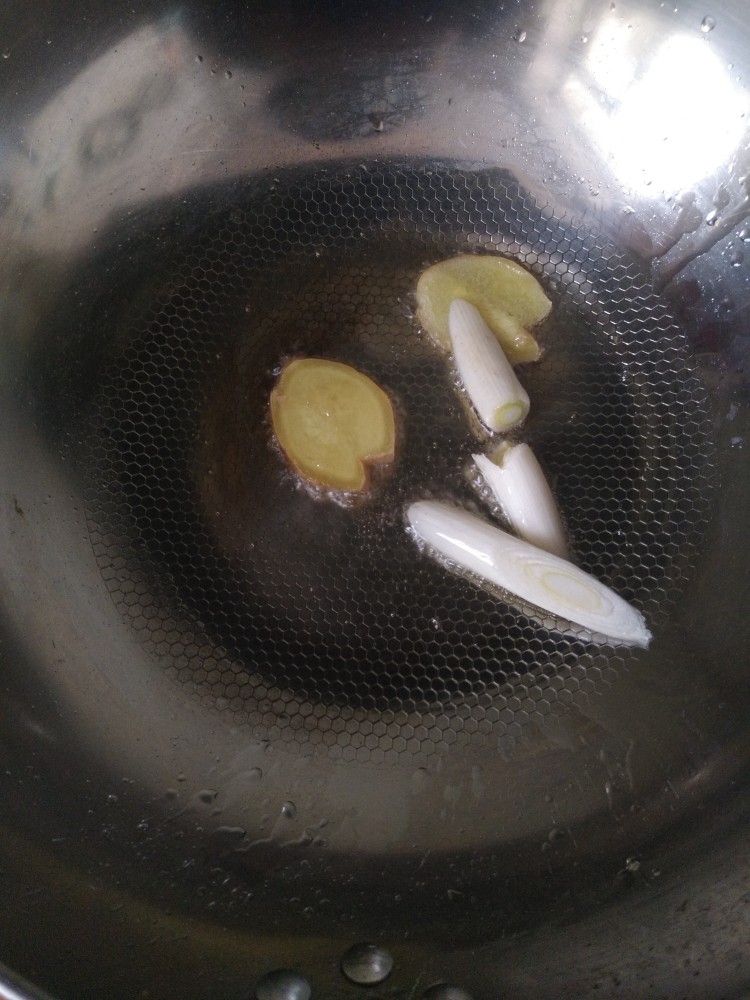 电饭煲-酱焖排骨,锅中放油，下葱姜爆香。也可以加点花椒粒炝锅。