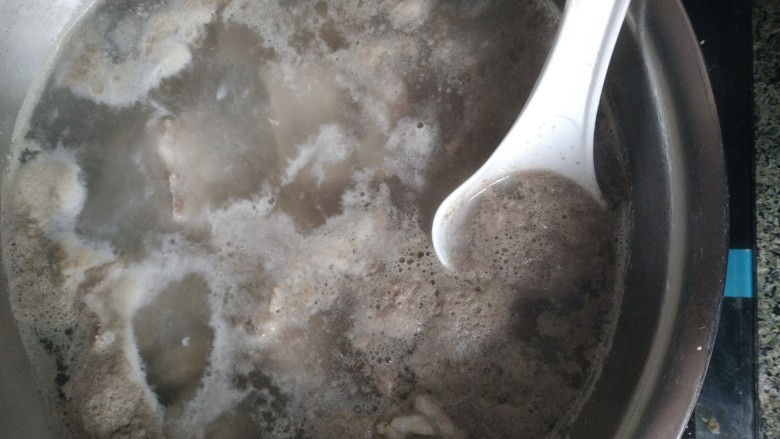 电饭煲-酱焖排骨,上过焯水撇去浮沫
