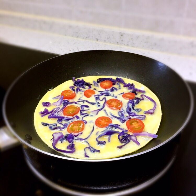 ✨紫甘蓝鸡蛋饼✨,放好紫甘蓝、小番茄片一同摊熟