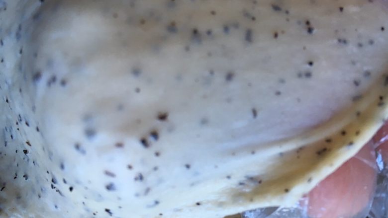 奶酪系列之：杏仁红茶奶酪卷,拉开有强韧比较透明的薄膜即可停止揉面