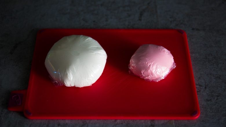 猫爪汤圆,白色糯米团切出四分之一的部分加入红丝绒液，揉成粉红色糯米面团，面团最好用保鲜膜包住，防止面团干掉；