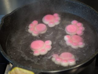 猫爪汤圆,下开水锅用小火煮，煮的时候用木铲防止沾底，煮到猫爪漂浮，大小约是原来的1.5倍就煮好了。