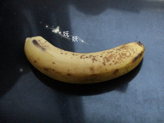 香蕉松饼,熟透的香蕉一根，因为香蕉个头不同，所以我给出了具体的份量。香蕉一定要熟透才够甜，味道也好。