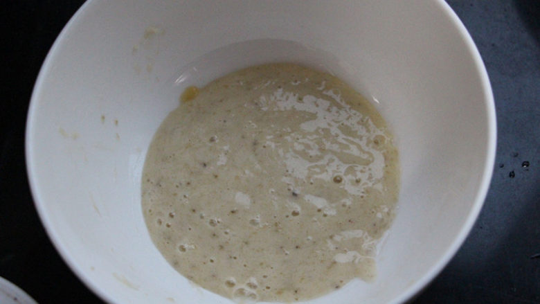 香蕉松饼,用搅拌机打成果泥，这一步不加水，直接打成泥，没有搅拌机的可以手动压成泥。